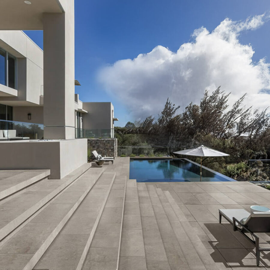 Terrasses & piscines : des revêtements adaptés à l’été tropical