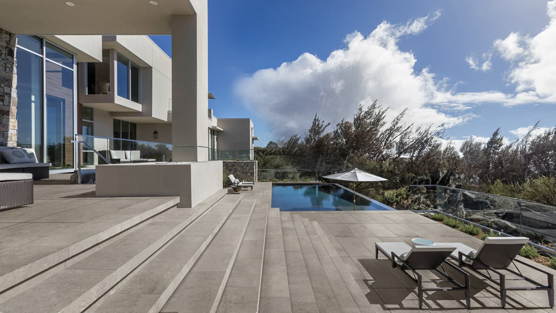 Terrasses & piscines : des revêtements adaptés à l’été tropical